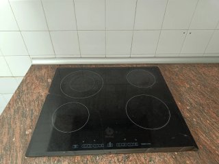 Cocina con horno, vitro, campana, fregadero