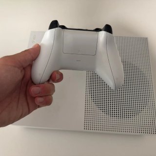 Xbox One S All Digital 1TB + Mando + Caja