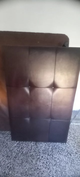 Cabecero de piel marrón