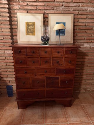 Cómoda de madera con cajones de varios tamaños
