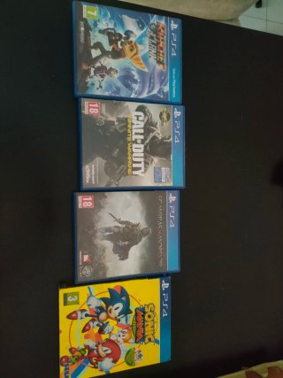PS4 (PlayStation 4) + 4 Juegos + 2 Mandos