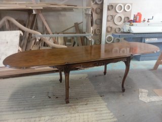 Mesa de salón de madera