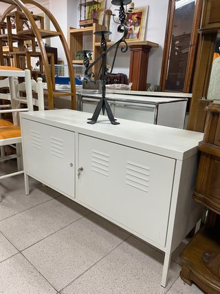 Mueble metalico blanco con cerradura