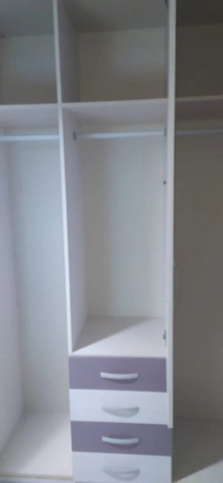 Armario 3 puertas morado y blanco