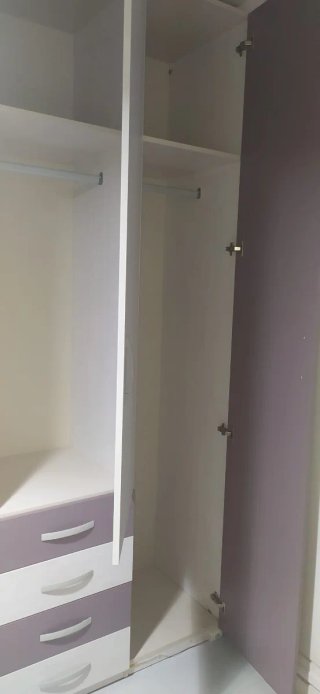 Armario 3 puertas morado y blanco