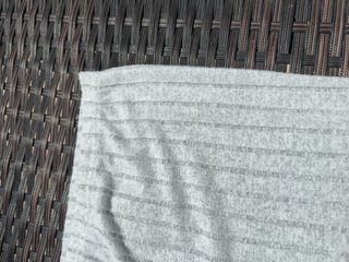 Falda gris de canalé ajustada