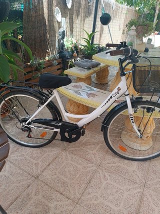 Bicicleta de paseo City 40 en color blanco.