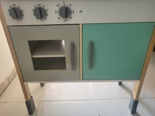 Cocinita turquesa con complementos de cocina
