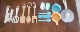 Cocinita turquesa con complementos de cocina