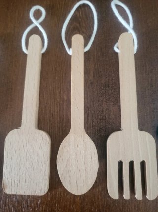 Cocinita turquesa con complementos de cocina