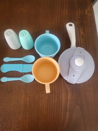Cocinita turquesa con complementos de cocina