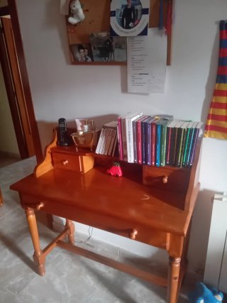 Escritorio de madera con cajones