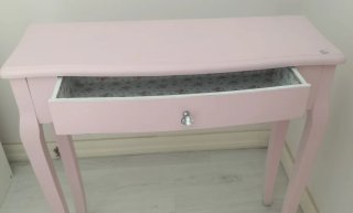 Mesita tocador rosa con cajón