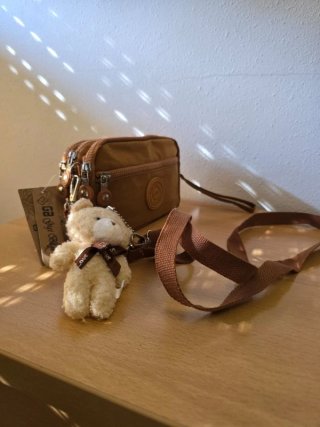 Bolso Bandolera Marrón Camel Gigi Bags + Peluche