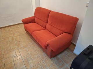 Sofá de tela naranja y marrón