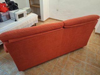 Sofá de tela naranja y marrón