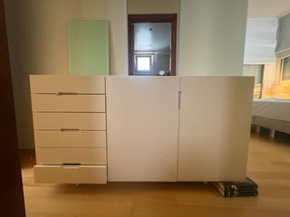 Mueble de habitación con cajonera y estanteria.