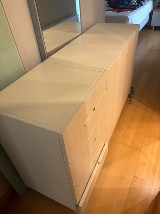 Mueble de habitación con cajonera y estanteria.