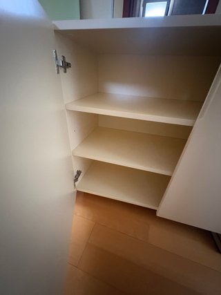 Mueble de habitación con cajonera y estanteria.