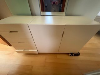 Mueble de habitación con cajonera y estanteria.