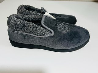 Zapatillas de estar por casa grises con copo de ni