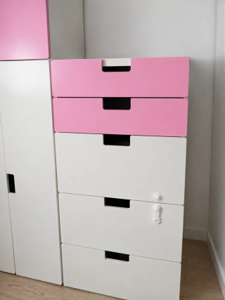 Armario y comoda infantil IKEA rosa y blanco