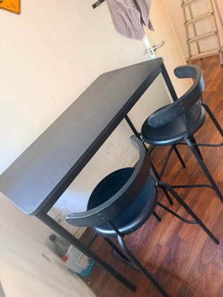 Sofa + mesa con taburetes