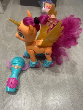 Sunny Mi Pequeño Pony con Patines y Micrófono