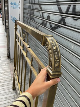 Cabecero de metal dorado elegante