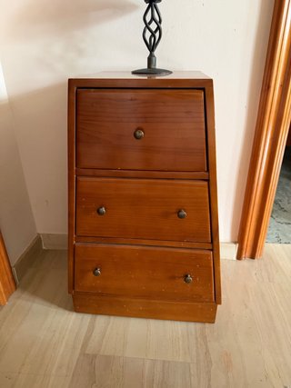 Cómoda pequeña de madera