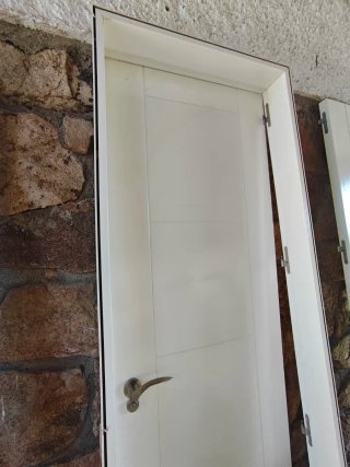 Puerta interior blanca