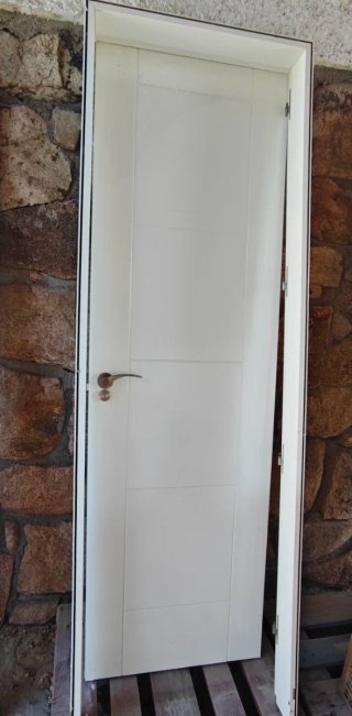 Puerta interior blanca