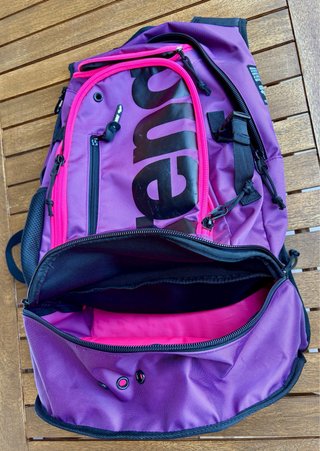 Mochila Arena Morada y Rosa. Muy poco uso.