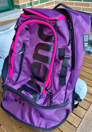 Mochila Arena Morada y Rosa. Muy poco uso.