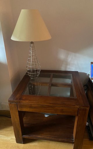 Mesa auxiliar de madera de teka y cristal