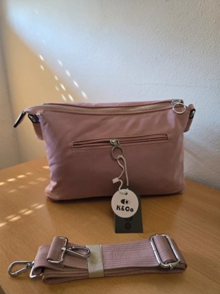 Bolso bandolera rosa acolchado