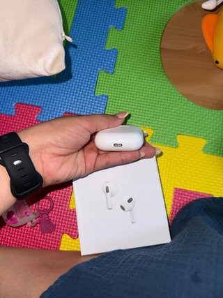 AirPods 3ª Gen Originales, con funda de corazones