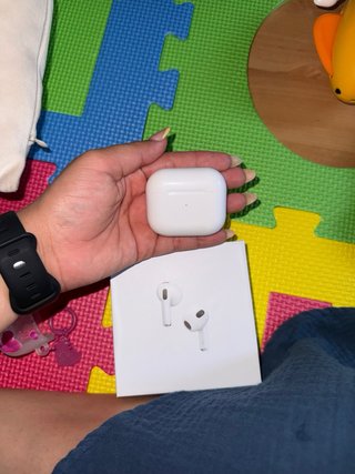 AirPods 3ª Gen Originales, con funda de corazones