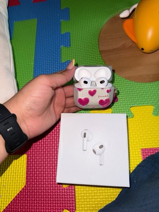 AirPods 3ª Gen Originales, con funda de corazones