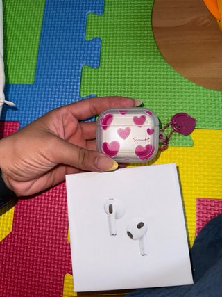 AirPods 3ª Gen Originales, con funda de corazones