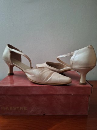 Zapatos beige Maestre talla 39 con hebilla