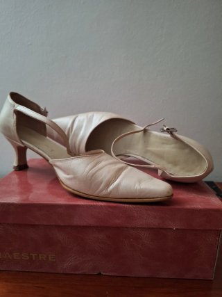 Zapatos beige Maestre talla 39 con hebilla