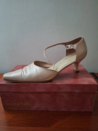 Zapatos beige Maestre talla 39 con hebilla