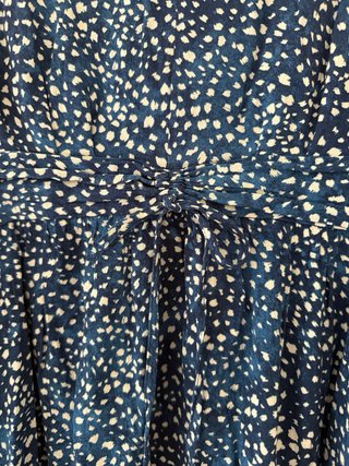 Vestido azul con estampado de puntos blanco