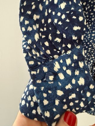 Vestido azul con estampado de puntos blanco