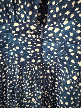 Vestido azul con estampado de puntos blanco