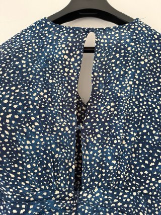 Vestido azul con estampado de puntos blanco