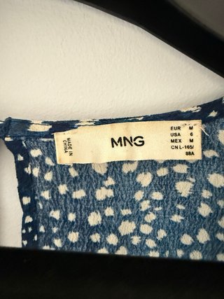 Vestido azul con estampado de puntos blanco