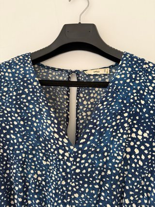 Vestido azul con estampado de puntos blanco
