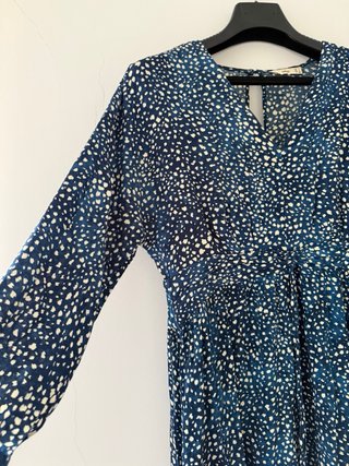 Vestido azul con estampado de puntos blanco